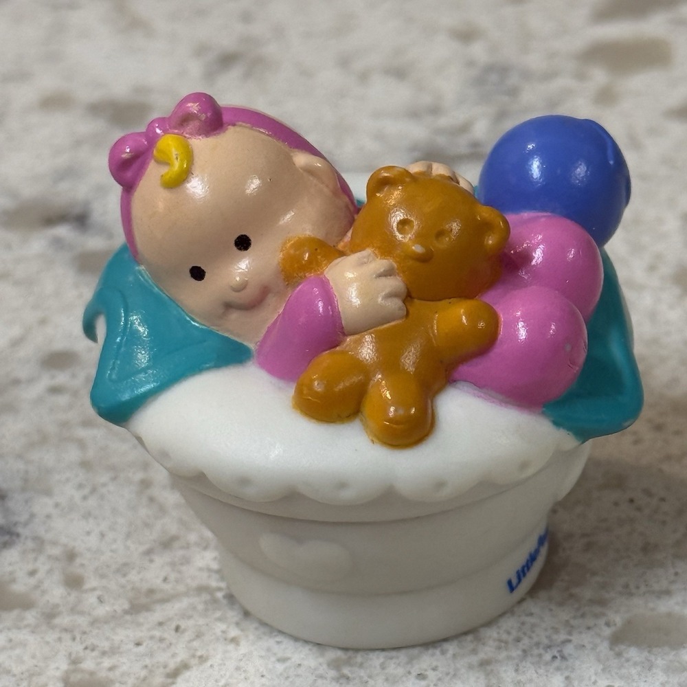 Fisher Price Little People Baby Ashley White Basket Bassinet Teddy Bear 2001 VTG